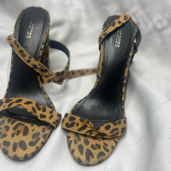Sexy cheetah print heels they are a bit worn but still usable💛🤎🖤 - Picture 8 of 9